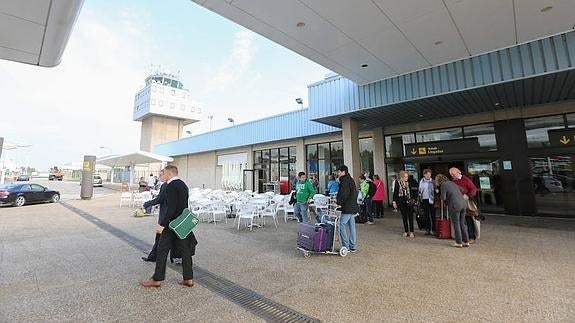 Viajeros saliendo del aeropuerto de Asturias.