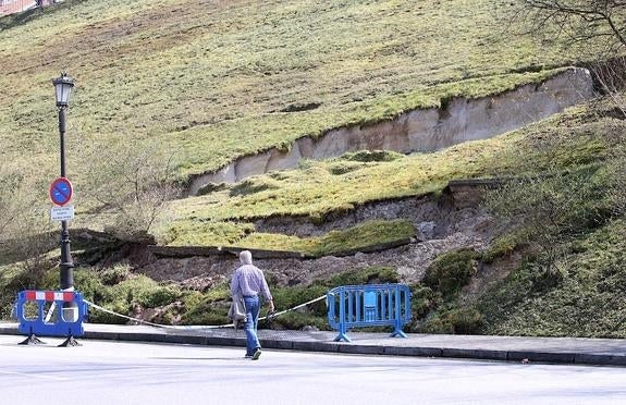 El corrimiento de tierra en la calle Ricardo Vázquez-Prada comenzó el miércoles. 