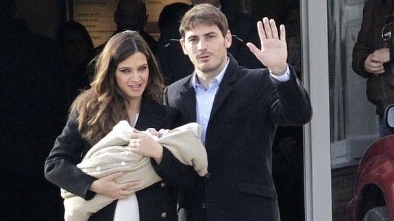 Sara e Iker, a su salida del hospital tras el nacimiento de su primer hijo, Martín. 