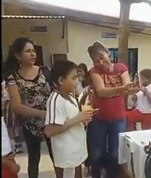La cruel broma a unos niños colombianos con el desayuno