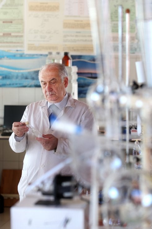 Vicente Gotor manipula instrumental científico en el laboratorio de Química Biorgánica. 