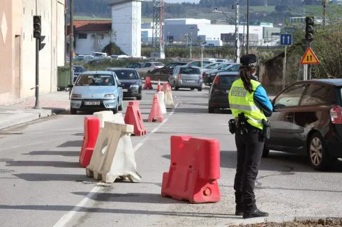Una agente de la Policía Local controla el tráfico en unas obras. 