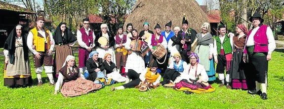 Parte de los integrantes del actual Grupo Folclórico Blimea. 