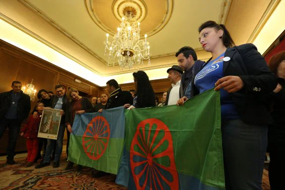 La alcaldesa con la bandera del pueblo gitano en el salón de recepciones del Ayuntamiento. 
