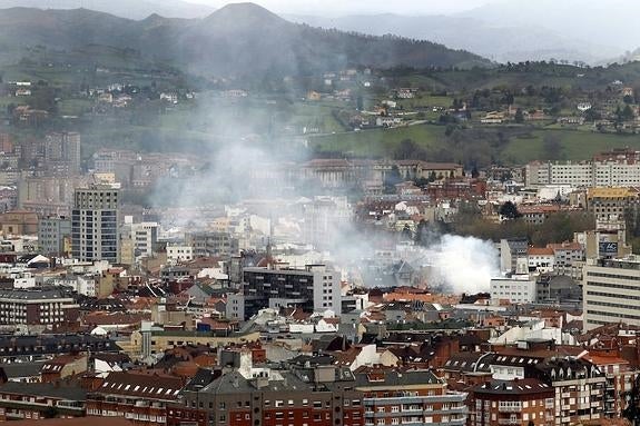 El humo del incendio se convirtió en una enorme chimenea, en el centro de la ciudad, que se veía desde los alrededores. 