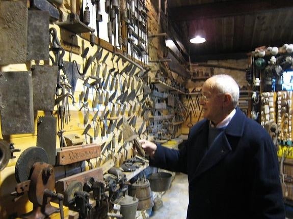 Julio González Barrio, con su colección de herramientas, en su casa de Quintes, en 2010. 