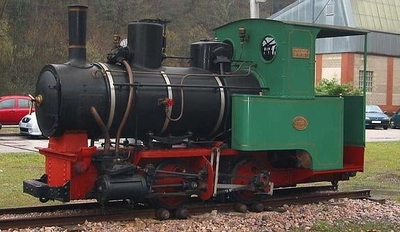 Antigua locomotora a vapor 'La Figaredo número 4', en el exterior del pozo Monsacro. 