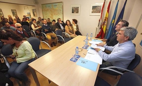 Mariano Marín y Pablo González, presidente y secretario general, ayer, momentos antes de dirigirse a la junta local del PP. 