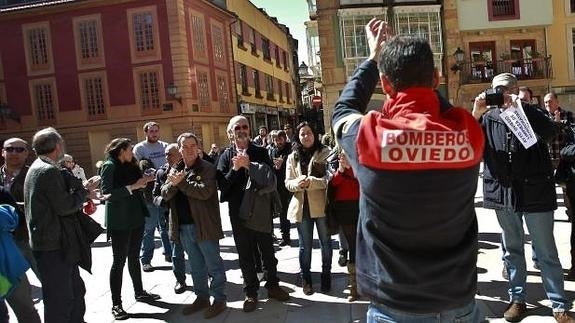 Los bomberos y la Policía Local ofrecieron este lunes una rueda de prensa en el Ayuntamiento de Oviedo en la que pidieron la destitución del jefe de bomberos. 