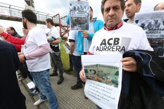 Trabajadores de Arcelor, concentrados ayer en Avilés. 