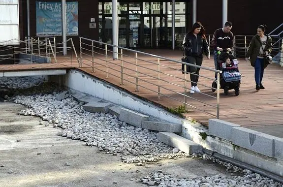 Exterior del Acuario, con el estanque seco, el bordillo caído y la tarima deformada. 