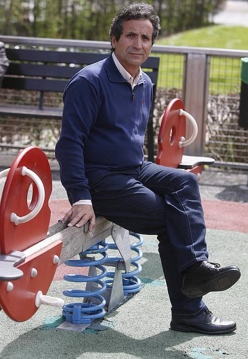 Andrés González Bellido, en un parque infantil de Gijón. 