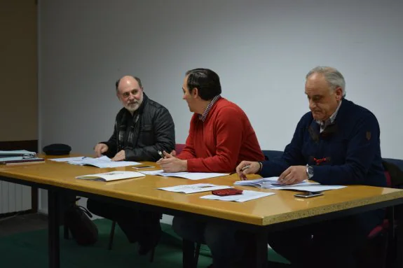 Jesús Casas, Alejandro Vega y Carlos Moreno, en la asamblea. 