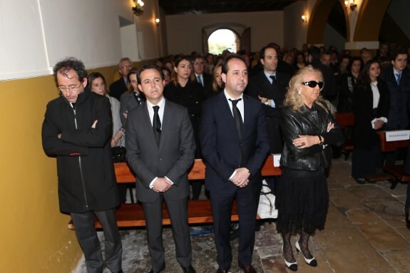 La viuda y los hijos de Avelino Suárez durante el funeral en la iglesia de Villardeveyo. 