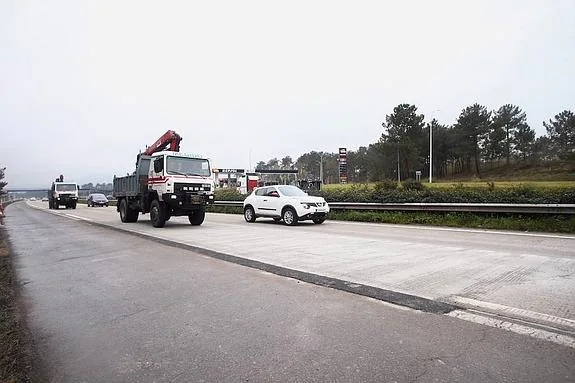 La circulación en la autopista 'Y' ha quedado totalmente restablecida. En la imagen se ve la zona del firme que ha sido reparada.