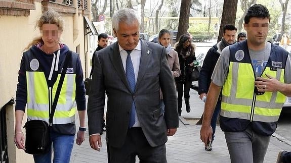 El presidente de la Asociación de Usuarios de Servicios Bancarios, Luis Pineda, a su salida de la sede de Ausbanc, donde se ha practicado un registro por los agentes de la Policía Naciona. 