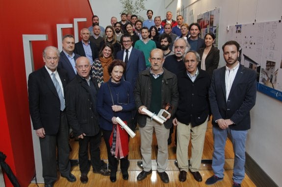 Foto de familia de todos los premiados y las autoridades. 