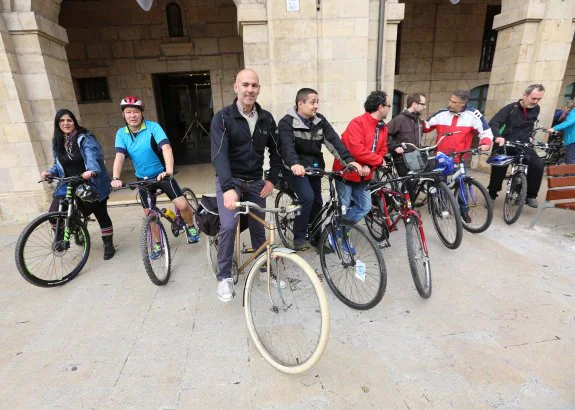 Participantes en el tapeo de Primabici. :: MARIETA