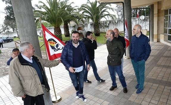 Antonio Corripio y varios de sus directivos llevaron ayer la bandera del Grupo a las recién asumidas instalaciones de Mareo. 