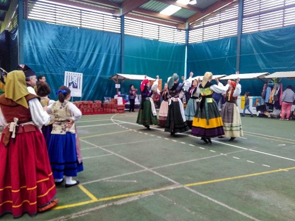 Mercadillo solidario en Carreño