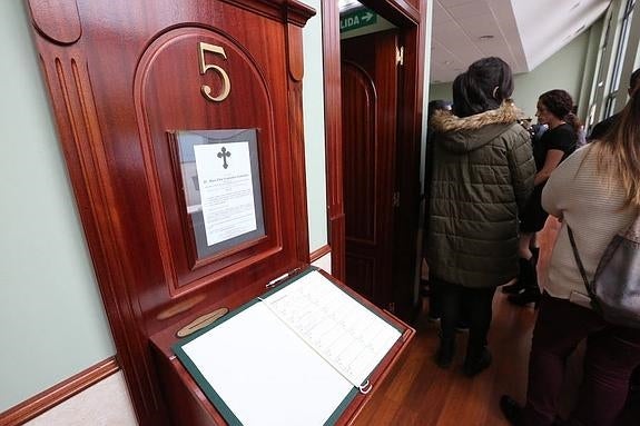 Una de las hijas de Flor González, Silvia García -vestida de negro-, ayer en el Tanatorio de Avilés. 