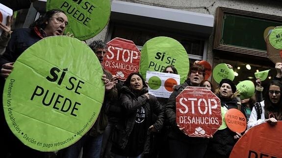 Una de las protestas de la Plataforma de Afectados por la Hipoteca contra los desahucios en Gijón.