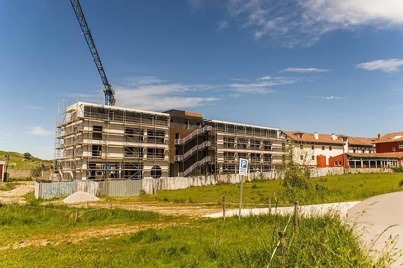 La parte ampliada del hotel Kaype, cuyas obras están paralizadas desde octubre de 2014 y sobre las que pesa una orden de demolición. 