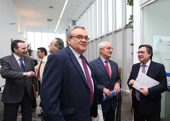 Laureano Lourido, a la derecha, conversa con Jorge Rodríguez (Marítima del Principado) y el presidente de Asetra, Ovidio de la Roza, en primer término. 