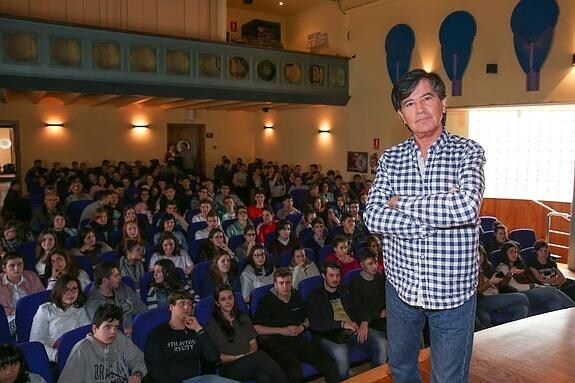 Carlos López-Otín, antes de iniciar su charla en Vegadeo. 