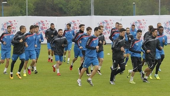 Momento del entrenamiento de hoy de la plantilla del Real Oviedo.
