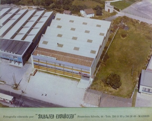 Vista área de la fábrica, después de que la compañía Armstrong comprase la planta de Bulnes en Gijón, a mediados de los años setenta. 