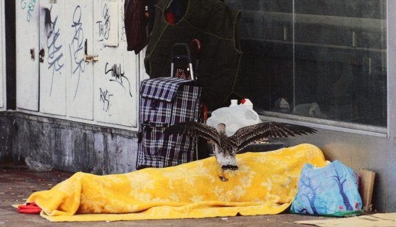 Un 'sin techo' duerme en una de las calles de Oviedo. 