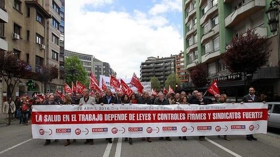 Dirigentes sindicales encabezaron la marcha por Oviedo.
