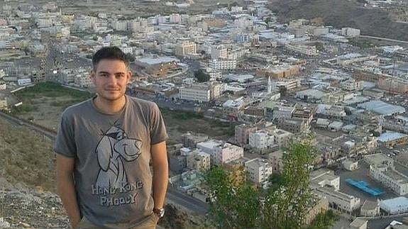 Diego Martínez con la localidad de Muhayil, donde vive, a sus espaldas.