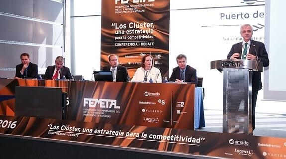 Félix Baragaño, Belarmino Feito, Fernando Alonso, María Pérez, Luis Buznego y, en el atril, Guillermo Ulacia, ayer, en la asamblea. 