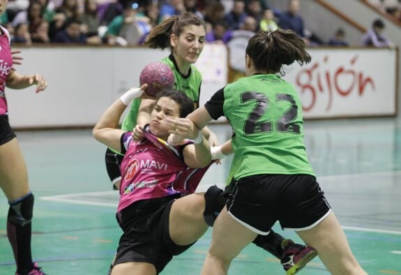 Marizza Faria trata de lanzar a portería entre dos jugadoras Beti Onak en el partido jugado en el Pabellón de La Arena. 