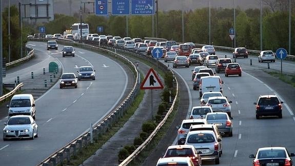 Las caravanas de vehículos afectados por el choque.