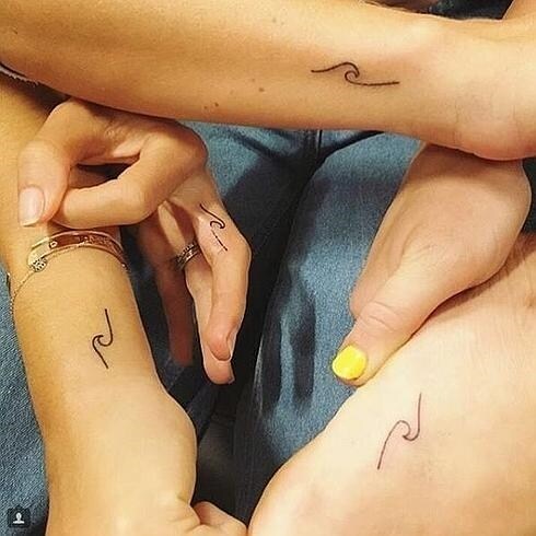 Elsa Pataky y Miley Cyrus, unidas en un tatuaje