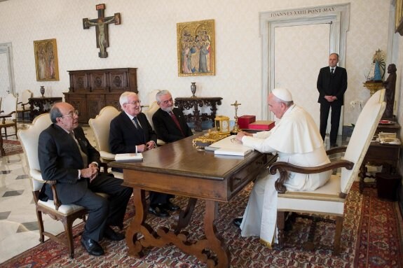 El pontífice durante su encuentro con Francisco Rico, Víctor García de la Concha y Darío Villanueva. 