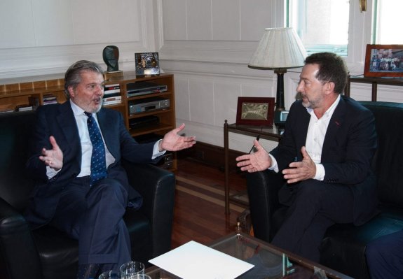 El ministro, Íñigo Méndez de Vigo, y el consejero, Genaro Alonso, durante el encuentro que mantuvieron en agosto del pasado año. 