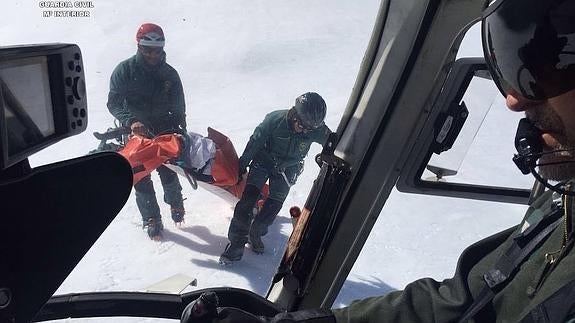 Momento del rescate del cadáver del montañero.