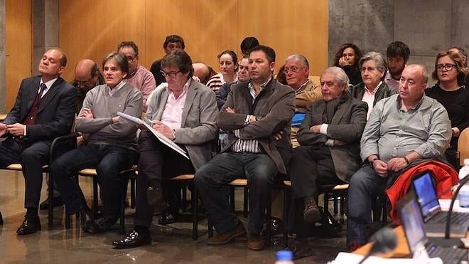 Los acusados del 'caso Renedo', en la sala de vistas al inicio de la sesión de este miércoles. 