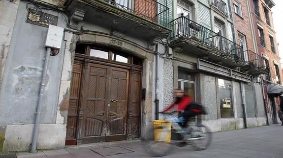 Edificio en el que vivía el fallecido.