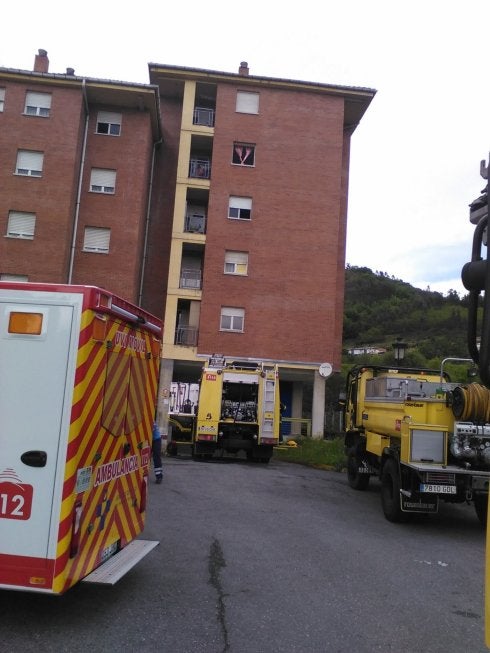 Camiones de bomberos y sanitarios en el incendio de Riaño. 