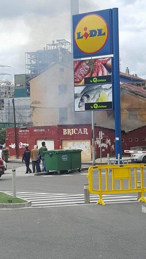 El local en desuso que ardió por la tarde en La Felguera.
