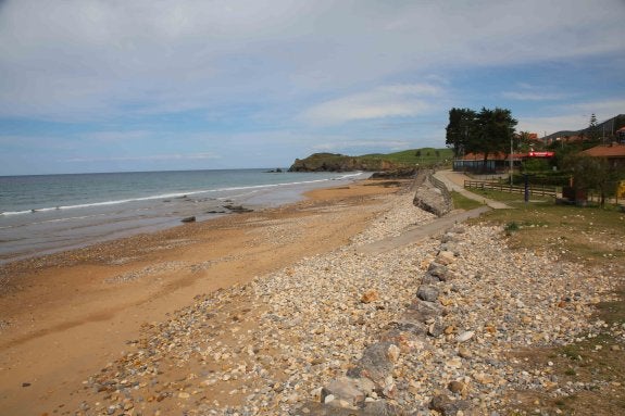 Panorámica de la playa de La Espasa, en Caravia, afectada por la revisión de la ordenanza. 