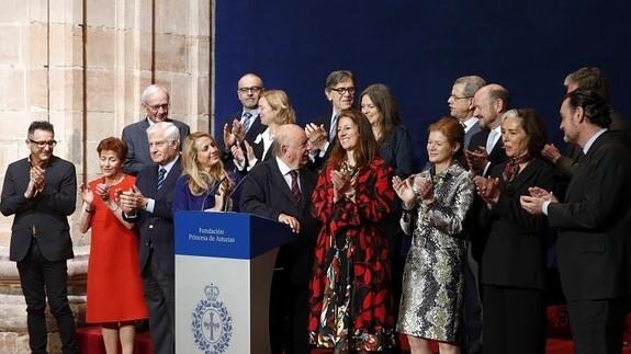 El jurado aplaude tras la lectura del fallo. 