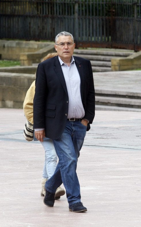 Manuel González Orviz, llegando a la sede de IU. 