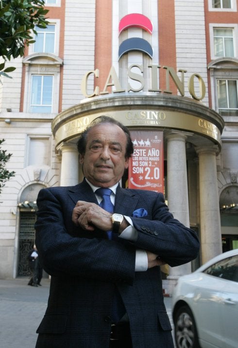 José Antonio Díaz Carbajosa, frente a la sede del Casino en Fernández Vallín. 