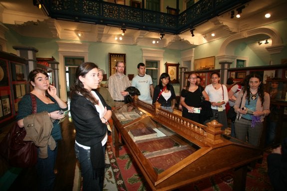 Un grupo de visitantes en una de las salas del Museo de la Emigración del Archivo de Indianos, situado en el edificio de la Quinta de Guadalupe, en Colombres. 